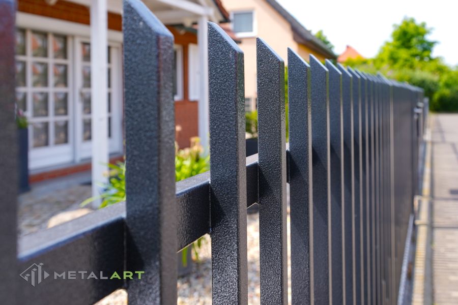 Zaunprojekt mit Schiebetor mit integrierter Pforte, Zaunportfolio, moderne Zäune, Zaunanlage Projekt, Zaun Metal Art, Zäune aus Polen, Zaun Berlin, Zaun günstig kaufen, Zäune und Tore