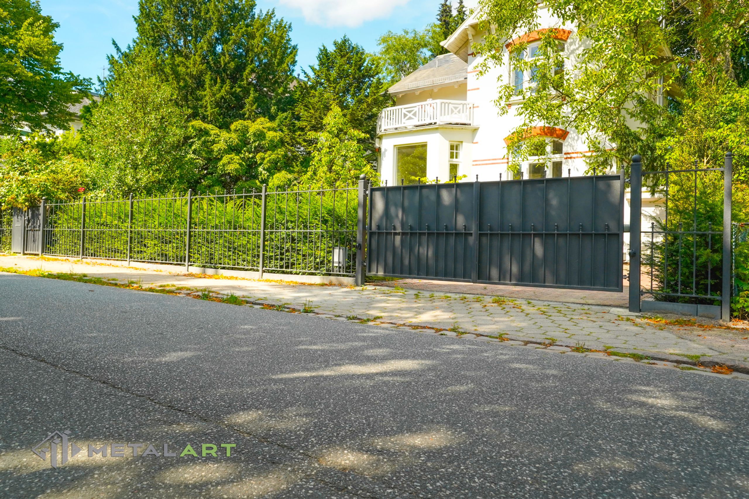 Zaunprojekt, Zaunportfolio, Zaunmuster, Schmiedezaun, Schmiedezäune, Zaunanlage Projekt, Zaun Metal Art, Zäune aus Polen, Zaun Berlin, Zaun günstig kaufen, Zäune und Tore, klassische Zäune, Schmuckzaun, Schmuckzäune, Gartenzaun, Gartenzäune