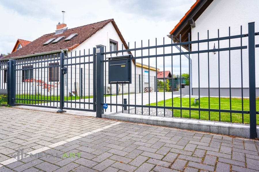 Asymmetrisches Doppelflügeltor, Zaunprojekt, Zaunportfolio, Zaunmuster, Schmiedezaun, Schmiedezäune, Zaunanlage Projekt, Zaun Metal Art, klassische Zäune, Gartenzaun, Gartenzäune