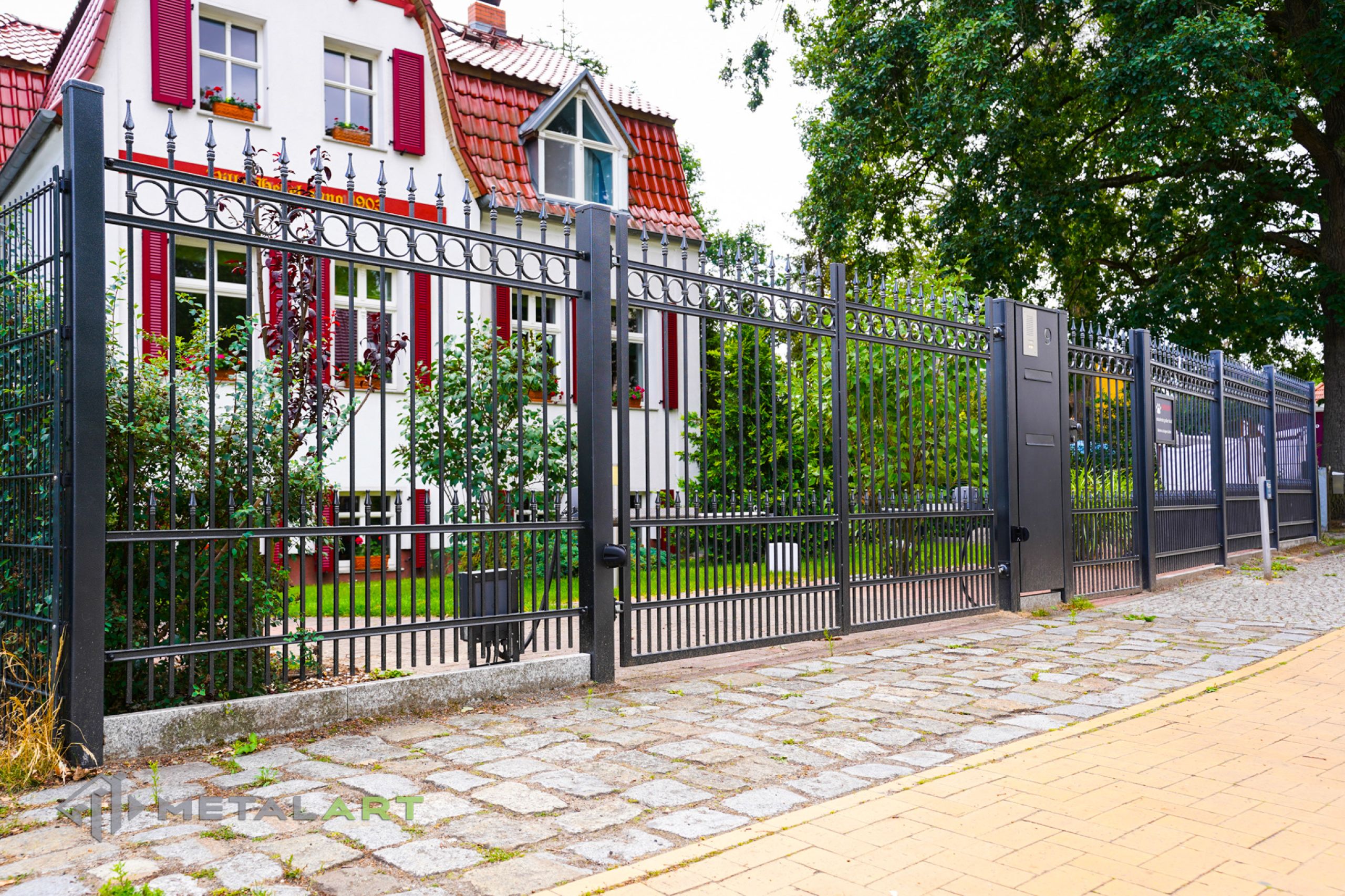 Zaunprojekt, Zaunportfolio, Zaunmuster, Schmiedezaun, Schmiedezäune, Zaunanlage Projekt, Zaun Metal Art, Zäune aus Polen, Zaun Berlin, Zaun günstig kaufen, Zäune und Tore, klassische Zäune, Schmuckzaun, Schmuckzäune, Gartenzaun, Gartenzäune