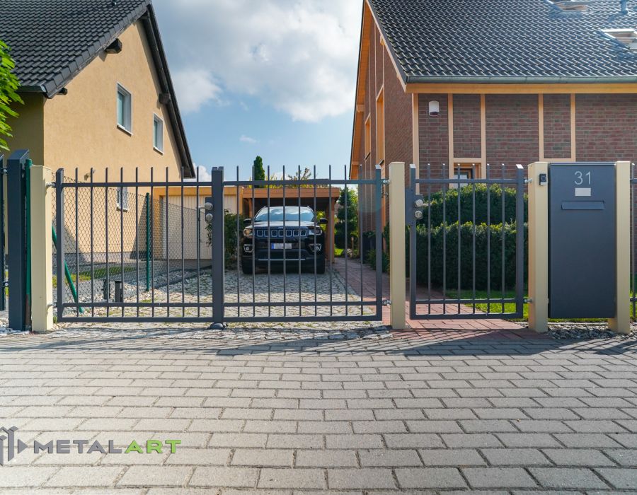 Zaunprojekt, Zaunportfolio, Zaunmuster, Schmiedezaun, Schmiedezäune, Zaunanlage Projekt, Zaun Metal Art, Zäune aus Polen, Zaun Berlin, Zaun günstig kaufen, Zäune und Tore, klassische Zäune, Gartenzaun, Gartenzäune