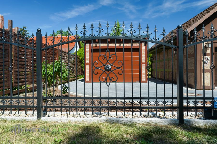 Ornament im Zaun, Zaunprojekt, Schmiedezaun, Zaunanlage in Welle, Zaun Metal Art, Zäune aus Polen, Zaun Berlin, Zäune und Tore, klassische Zäune, Schmuckzäune, Gartenzaun