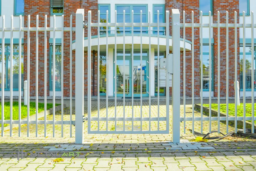 Zaunprojekt mit Schiebetor, Zaunportfolio, moderne Zäune, Zaunanlage Projekt, Zaun Metal Art, Zäune aus Polen, Zaun Berlin, Zaun günstig kaufen, Zäune und Tore