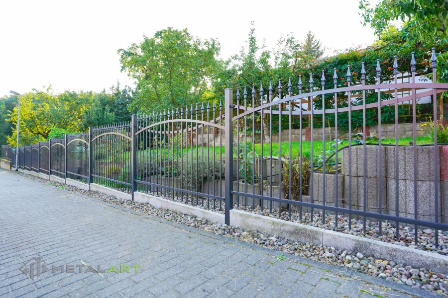 Ornament im Zaun, Zaunprojekt, Schmiedezaun, Zaunanlage in Welle, Zaun Metal Art, Zäune aus Polen, Zaun Berlin, Zäune und Tore, klassische Zäune, Schmuckzäune, Gartenzaun