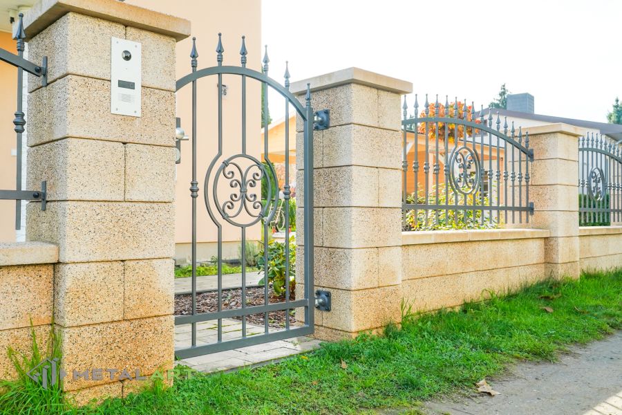 Schmuckzaun, Ornament im Zaun, Zaunprojekt, Schmiedezaun, Zaunanlage in Welle, Zaun Metal Art, Zäune aus Polen, Zaun Berlin, Zäune und Tore, klassische Zäune, Schmuckzäune, Gartenzaun