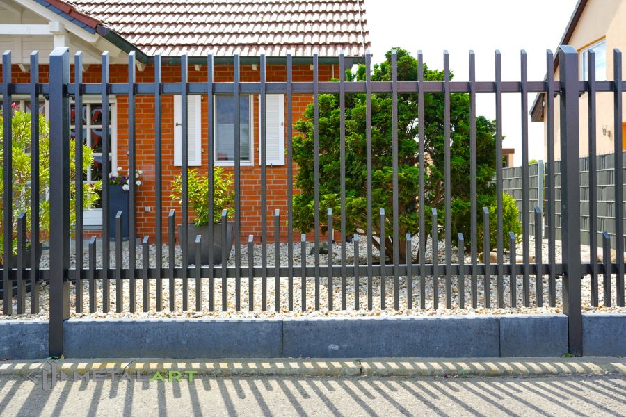 Zaunprojekt mit Schiebetor mit integrierter Pforte, Zaunportfolio, moderne Zäune, Zaunanlage Projekt, Zaun Metal Art, Zäune aus Polen, Zaun Berlin, Zaun günstig kaufen, Zäune und Tore