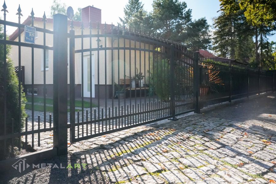 Zaunprojekt, Zaunportfolio, Zaunmuster, Schmiedezaun, Schmiedezäune, Zaunanlage Projekt, Zaun Metal Art, Zäune aus Polen, Zaun Berlin, Zaun günstig kaufen, Zäune und Tore, klassische Zäune, Gartenzaun, Gartenzäune
