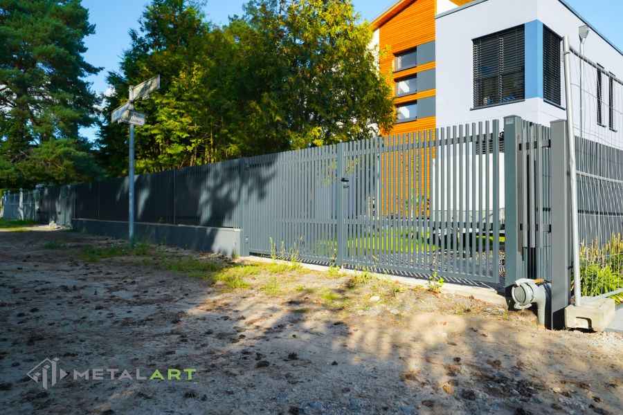 Zaunprojekt mit Schiebetor mit integrierter Pforte, Zaunportfolio, moderne Zäune, Zaunanlage Projekt, Zaun Metal Art, Zäune aus Polen, Zaun Berlin, Zaun günstig kaufen, Zäune und Tore