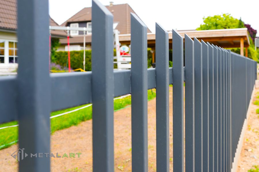 Zaunprojekt mit Schiebetor mit integrierter Pforte, Zaunportfolio, moderne Zäune, Zaunanlage Projekt, Zaun Metal Art, Zäune aus Polen, Zaun Berlin, Zaun günstig kaufen, Zäune und Tore