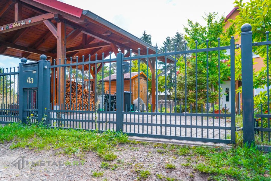 Zaunprojekt, Zaunportfolio, Zaunmuster, Schmiedezaun, Schmiedezäune, Zaunanlage Projekt, Zaun Metal Art, Zäune aus Polen, Zaun Berlin, Zaun günstig kaufen, Zäune und Tore, klassische Zäune, Gartenzaun, Gartenzäune