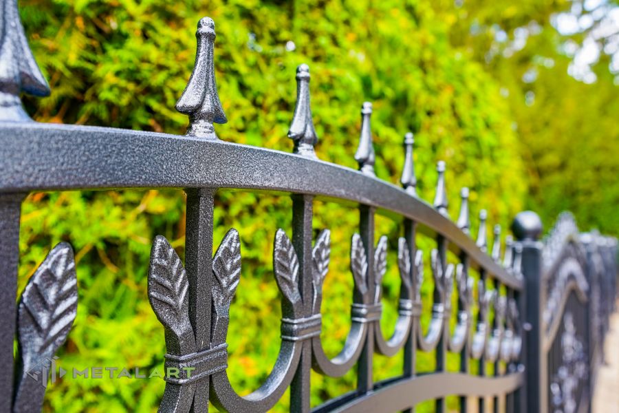 Ornament im Zaun, Zaunprojekt, Schmiedezaun, Zaunanlage in Welle, Zaun Metal Art, Zäune aus Polen, Zaun Berlin, Zäune und Tore, klassische Zäune, Schmuckzäune, Gartenzaun