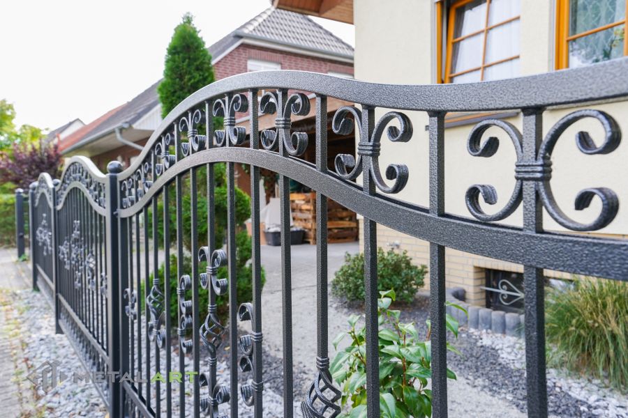 Schmuckzaun, Ornament im Zaun, Zaunprojekt, Schmiedezaun, Zaunanlage in Welle, Zaun Metal Art, Zäune aus Polen, Zaun Berlin, Zäune und Tore, klassische Zäune, Schmuckzäune, Gartenzaun