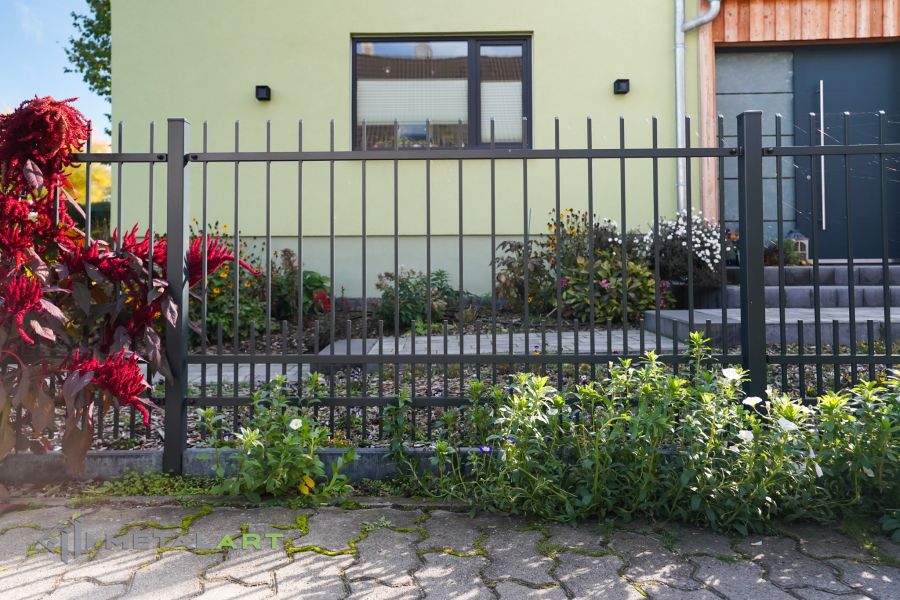 Zaunprojekt, Zaunportfolio, Zaunmuster, Schmiedezaun, Schmiedezäune, Zaunanlage Projekt, Zaun Metal Art, Zäune aus Polen, Zaun Berlin, Zaun günstig kaufen, Zäune und Tore, klassische Zäune, Gartenzaun, Gartenzäune