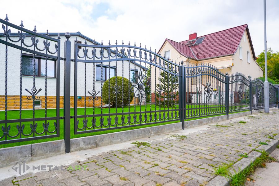 Ornament im Zaun, Zaunprojekt, Schmiedezaun, Zaunanlage in Welle, Zaun Metal Art, Zäune aus Polen, Zaun Berlin, Zäune und Tore, klassische Zäune, Schmuckzäune, Gartenzaun