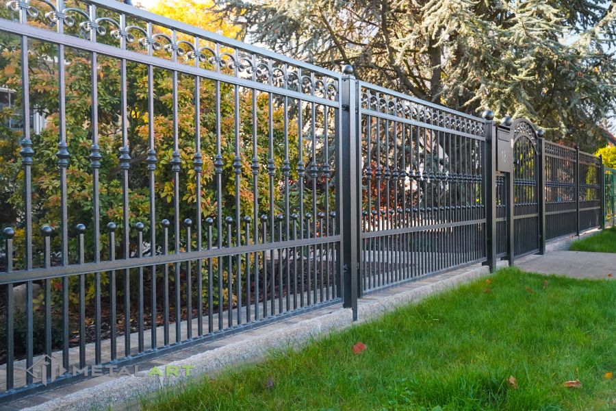 Gartenzaun, Zaunprojekt, Zaunportfolio, Zaunmuster, moderne Zäune, Zaunanlage Projekt, Zaun Metal Art, Zäune aus Polen, Zaun Berlin, Zaun günstig kaufen, Zäune und Tore, klassische Zäune, Schmuckzaun, Schmuckzäune