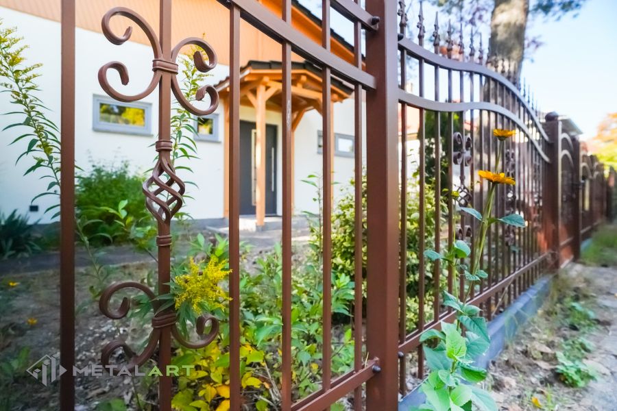 Schmuckzaun, Ornament im Zaun, Zaunprojekt, Schmiedezaun, Zaunanlage in Welle, Zaun Metal Art, Zäune aus Polen, Zaun Berlin, Zäune und Tore, klassische Zäune, Schmuckzäune, Gartenzaun