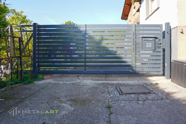 Schiebetore mit integrierter Pforte, Zaunanlage Projekt, Zaun Metal Art