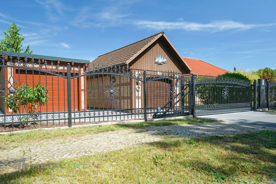 Ornament im Zaun, Zaunprojekt, Schmiedezaun, Zaunanlage in Welle, Zaun Metal Art, Zäune aus Polen, Zaun Berlin, Zäune und Tore, klassische Zäune, Schmuckzäune, Gartenzaun