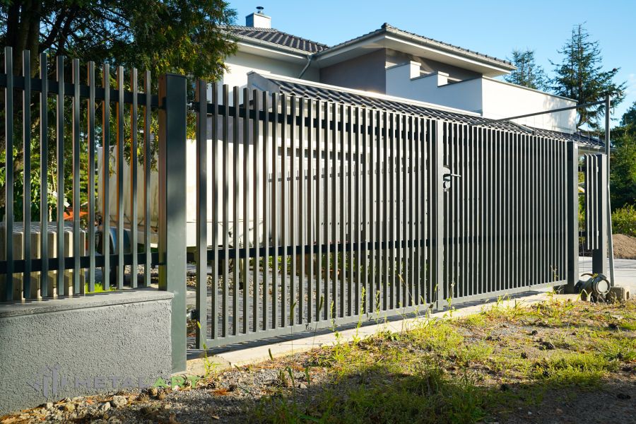 Zaunprojekt mit Schiebetor mit integrierter Pforte, Zaunportfolio, moderne Zäune, Zaunanlage Projekt, Zaun Metal Art, Zäune aus Polen, Zaun Berlin, Zaun günstig kaufen, Zäune und Tore