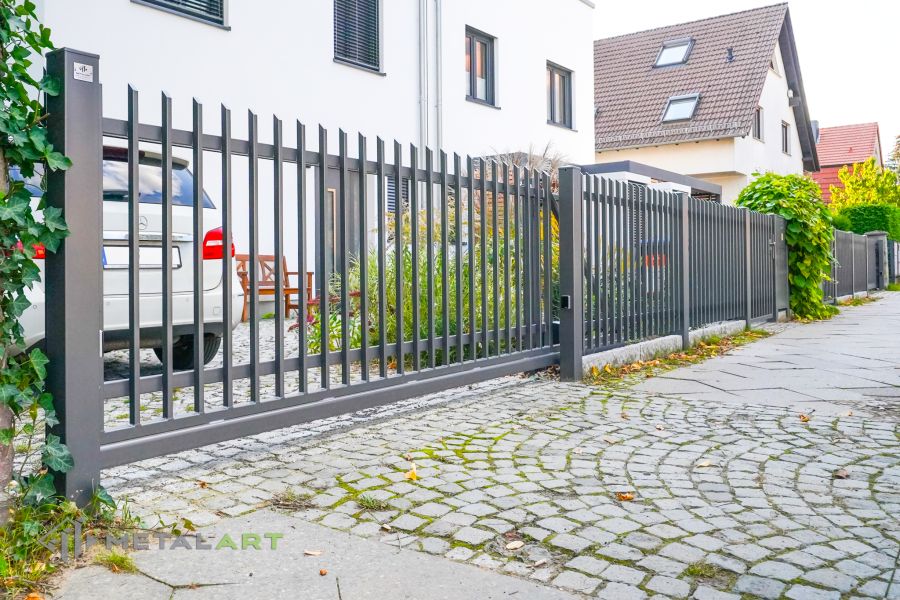 Zaunprojekt mit Schiebetor mit integrierter Pforte, Zaunportfolio, moderne Zäune, Zaunanlage Projekt, Zaun Metal Art, Zäune aus Polen, Zaun Berlin, Zaun günstig kaufen, Zäune und Tore