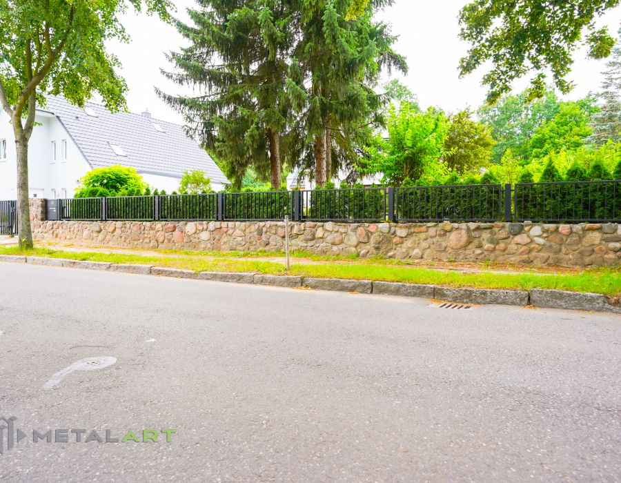 Zaunprojekt, Zaunportfolio, Zaunmuster, Schmiedezaun, Schmiedezäune, Zaunanlage Projekt, Zaun Metal Art, Zäune aus Polen, Zaun Berlin, Zaun günstig kaufen, Zäune und Tore, klassische Zäune, Gartenzaun, Gartenzäune