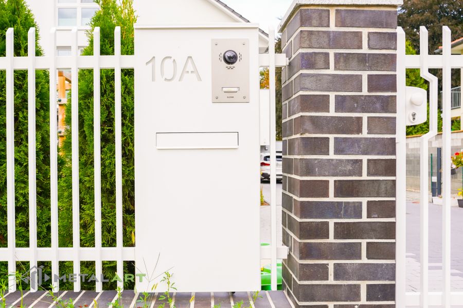 Zaunprojekt mit Schiebetor mit integrierter Pforte, Zaunportfolio, moderne Zäune, Zaunanlage Projekt, Zaun Metal Art, Zäune aus Polen, Zaun Berlin, Zaun günstig kaufen, Zäune und Tore