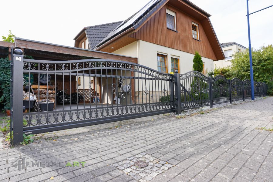 Schmuckzaun, Ornament im Zaun, Zaunprojekt, Schmiedezaun, Zaunanlage in Welle, Zaun Metal Art, Zäune aus Polen, Zaun Berlin, Zäune und Tore, klassische Zäune, Schmuckzäune, Gartenzaun