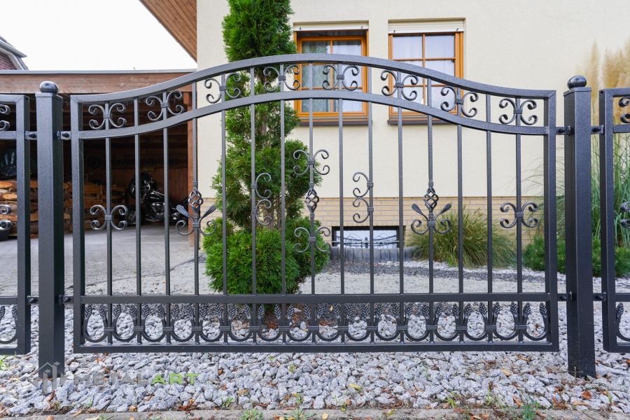 Schmuckzaun, Ornament im Zaun, Zaunprojekt, Schmiedezaun, Zaunanlage in Welle, Zaun Metal Art, Zäune aus Polen, Zaun Berlin, Zäune und Tore, klassische Zäune, Schmuckzäune, Gartenzaun