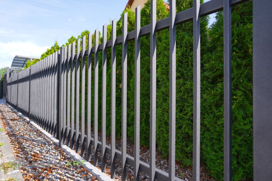 Zaunprojekt mit Schiebetor mit integrierter Pforte, Zaunportfolio, moderne Zäune, Zaunanlage Projekt, Zaun Metal Art, Zäune aus Polen, Zaun Berlin, Zaun günstig kaufen, Zäune und Tore