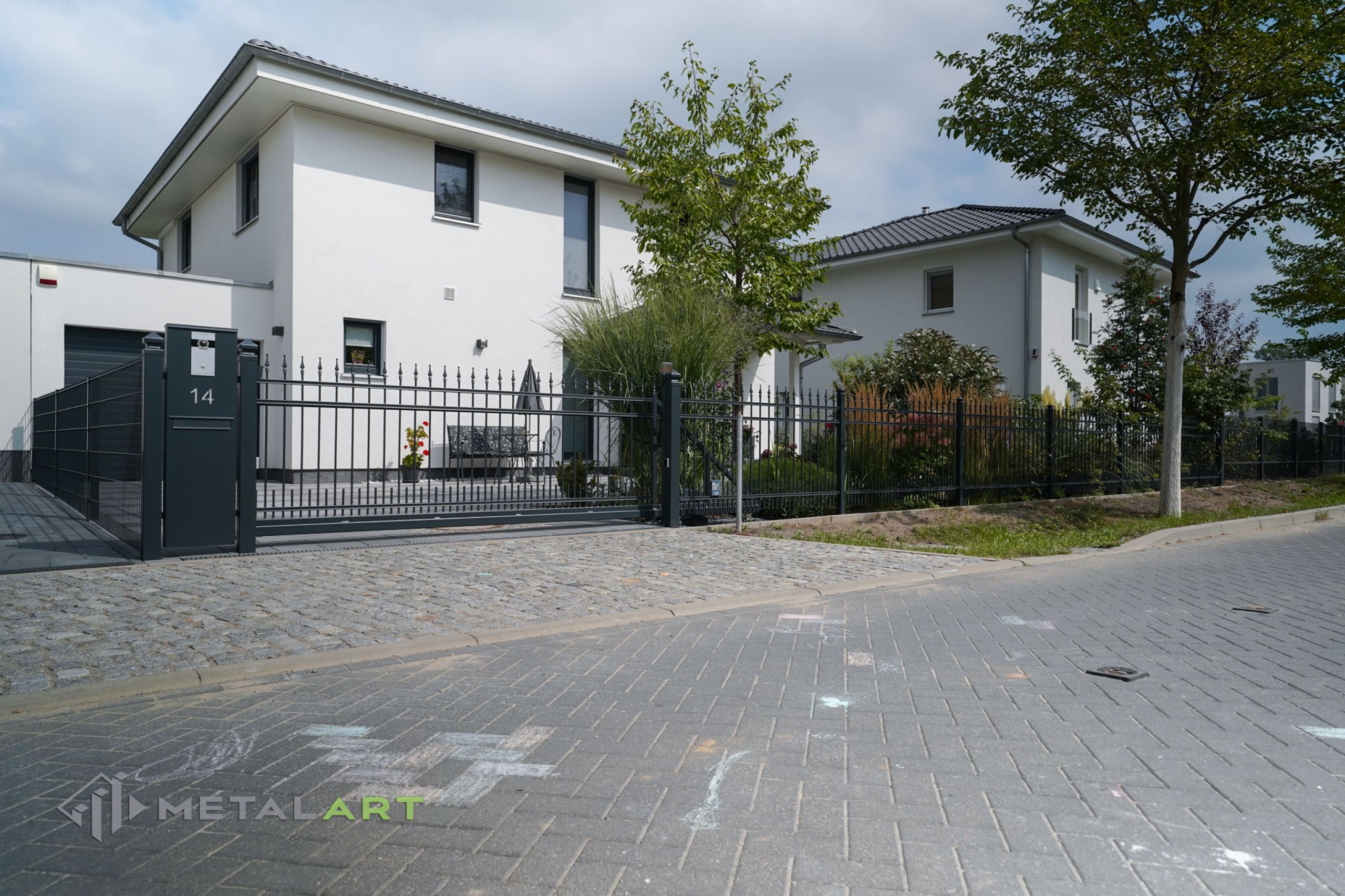 Zaunprojekt, Zaunportfolio, Zaunmuster, Schmiedezaun, Schmiedezäune, Zaunanlage Projekt, Zaun Metal Art, Zäune aus Polen, Zaun Berlin, Zaun günstig kaufen, Zäune und Tore, klassische Zäune, Gartenzaun, Gartenzäune
