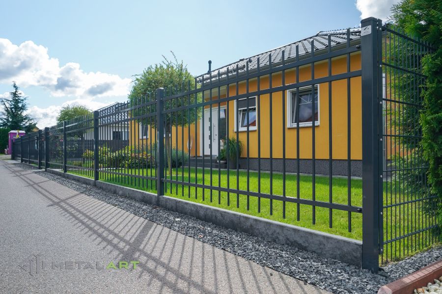 Asymmetrisches Doppelflügeltor, Zaunprojekt, Zaunportfolio, Zaunmuster, Schmiedezaun, Schmiedezäune, Zaunanlage Projekt, Zaun Metal Art, klassische Zäune, Gartenzaun, Gartenzäune