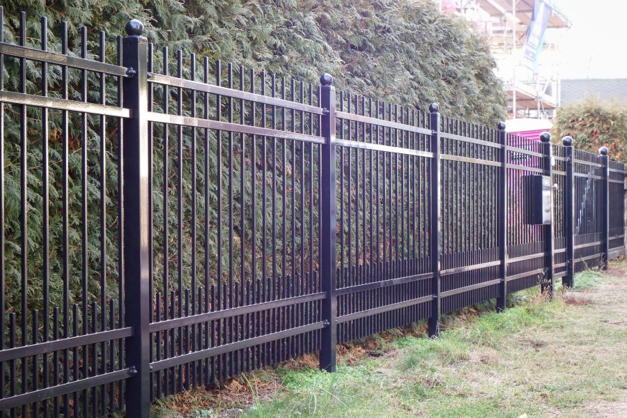 Zaunprojekt, Zaunportfolio, Zaunmuster, Schmiedezaun, Schmiedezäune, Zaunanlage Projekt, Zaun Metal Art, Zäune aus Polen, Zaun Berlin, Zaun günstig kaufen, Zäune und Tore, klassische Zäune, Gartenzaun, Gartenzäune