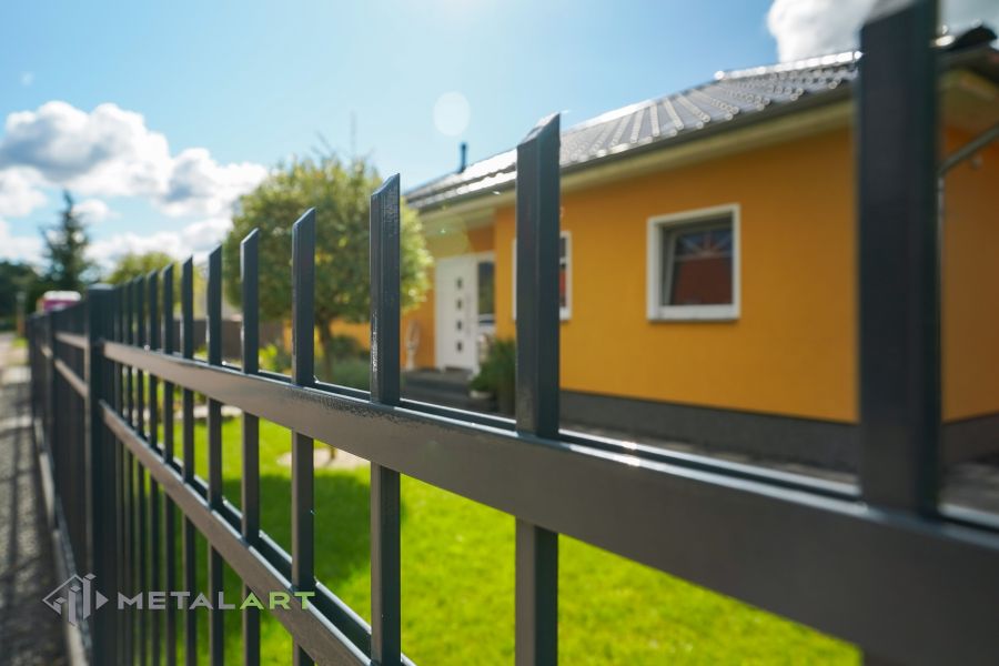 Asymmetrisches Doppelflügeltor, Zaunprojekt, Zaunportfolio, Zaunmuster, Schmiedezaun, Schmiedezäune, Zaunanlage Projekt, Zaun Metal Art, klassische Zäune, Gartenzaun, Gartenzäune