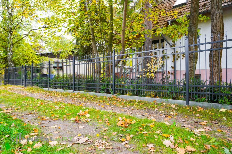 Zaunprojekt, Zaunportfolio, Zaunmuster, Schmiedezaun, Schmiedezäune, Zaunanlage Projekt, Zaun Metal Art, Zäune aus Polen, Zaun Berlin, Zaun günstig kaufen, Zäune und Tore, klassische Zäune, Gartenzaun, Gartenzäune