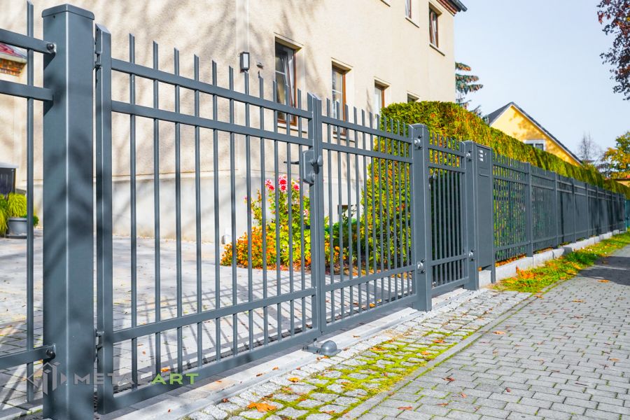 Zaunprojekt, Zaunportfolio, Zaunmuster, Schmiedezaun, Schmiedezäune, Zaunanlage Projekt, Zaun Metal Art, Zäune aus Polen, Zaun Berlin, Zaun günstig kaufen, Zäune und Tore, klassische Zäune, Gartenzaun, Gartenzäune