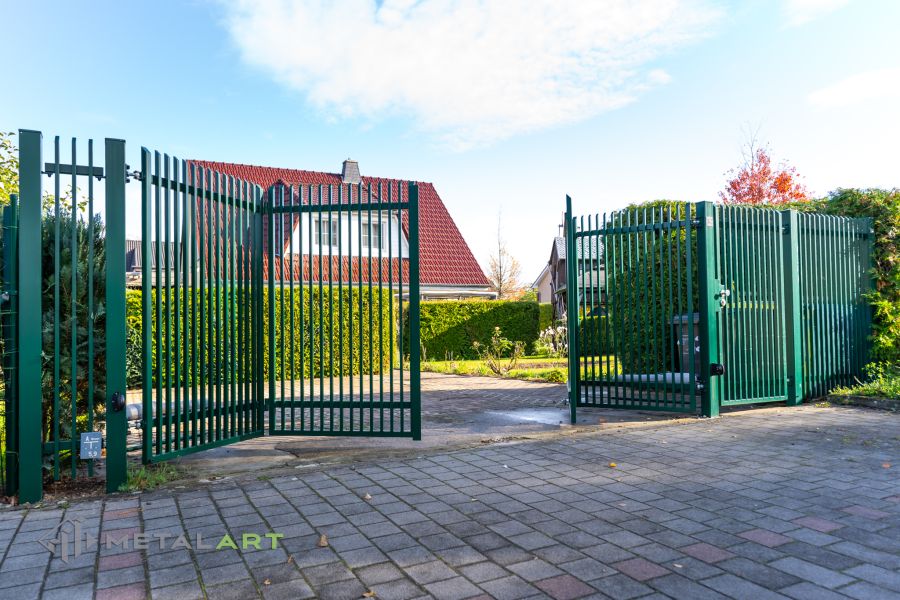 Zaunprojekt mit Schiebetor mit integrierter Pforte, Zaunportfolio, moderne Zäune, Zaunanlage Projekt, Zaun Metal Art, Zäune aus Polen, Zaun Berlin, Zaun günstig kaufen, Zäune und Tore