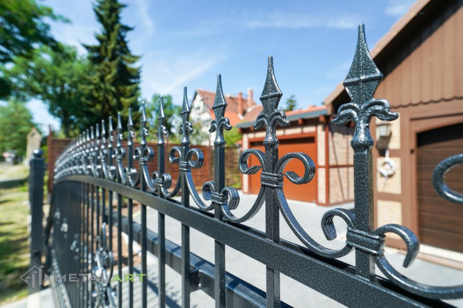 Ornament im Zaun, Zaunprojekt, Schmiedezaun, Zaunanlage in Welle, Zaun Metal Art, Zäune aus Polen, Zaun Berlin, Zäune und Tore, klassische Zäune, Schmuckzäune, Gartenzaun