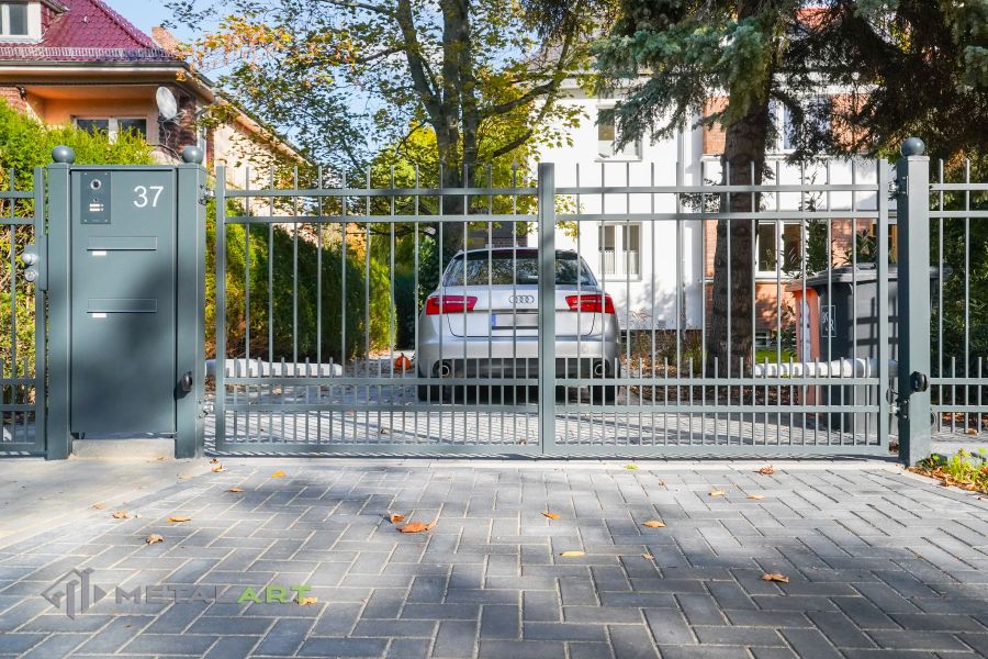 klassischer Zaun, Zaunprojekt, Zaunportfolio, Zaunmuster, Schmiedezaun, Schmiedezäune, Zaunanlage Projekt, Zaun Metal Art, Zäune aus Polen, Zaun Berlin, Zaun günstig kaufen, Zäune und Tore, klassische Zäune, Gartenzaun, Gartenzäune