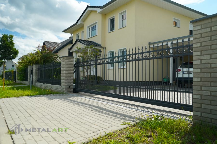 Zaunprojekt, Zaunportfolio, Zaunmuster, Schmiedezaun, Schmiedezäune, Zaunanlage Projekt, Zaun Metal Art, Zäune aus Polen, Zaun Berlin, Zaun günstig kaufen, Zäune und Tore, klassische Zäune, Gartenzaun, Gartenzäune