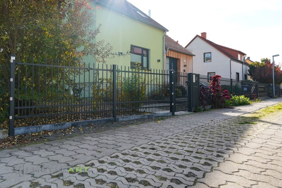 Zaunprojekt, Zaunportfolio, Zaunmuster, Schmiedezaun, Schmiedezäune, Zaunanlage Projekt, Zaun Metal Art, Zäune aus Polen, Zaun Berlin, Zaun günstig kaufen, Zäune und Tore, klassische Zäune, Gartenzaun, Gartenzäune