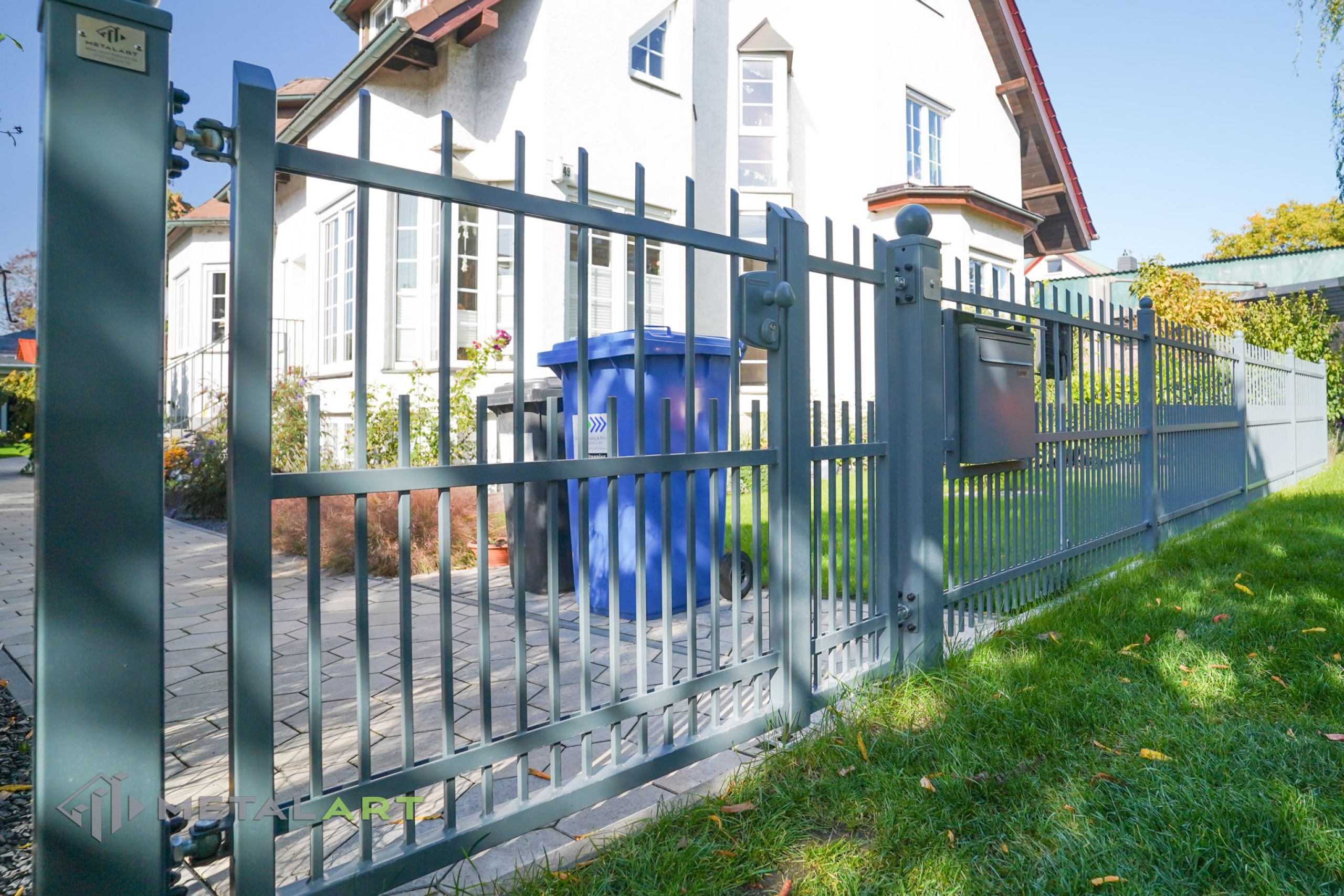 Zaunprojekt, Zaunportfolio, Zaunmuster, Schmiedezaun, Schmiedezäune, Zaunanlage Projekt, Zaun Metal Art, Zäune aus Polen, Zaun Berlin, Zaun günstig kaufen, Zäune und Tore, klassische Zäune, Schmuckzaun, Schmuckzäune, Gartenzaun, Gartenzäune