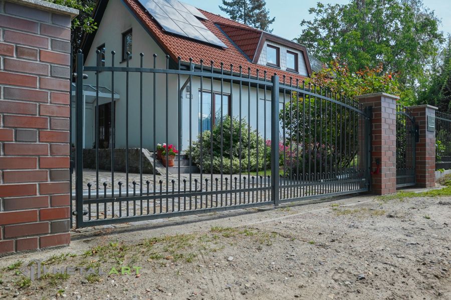 Zaunfeld, Zaunprojekt, Zaunportfolio, Zaunmuster, Schmiedezaun, Schmiedezäune, Zaunanlage Projekt, Zaun Metal Art, Zäune aus Polen, Zaun Berlin, Zaun günstig kaufen, Zäune und Tore, klassische Zäune, Gartenzaun, Gartenzäune