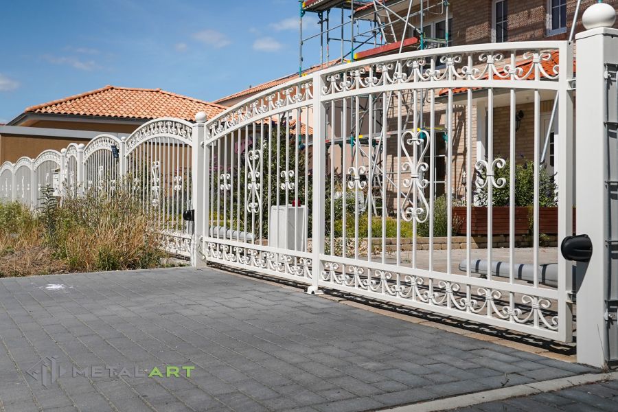 Schmuckzaun, Ornament im Zaun, Zaunprojekt, Schmiedezaun, Zaunanlage in Welle, Zaun Metal Art, Zäune aus Polen, Zaun Berlin, Zäune und Tore, klassische Zäune, Schmuckzäune, Gartenzaun