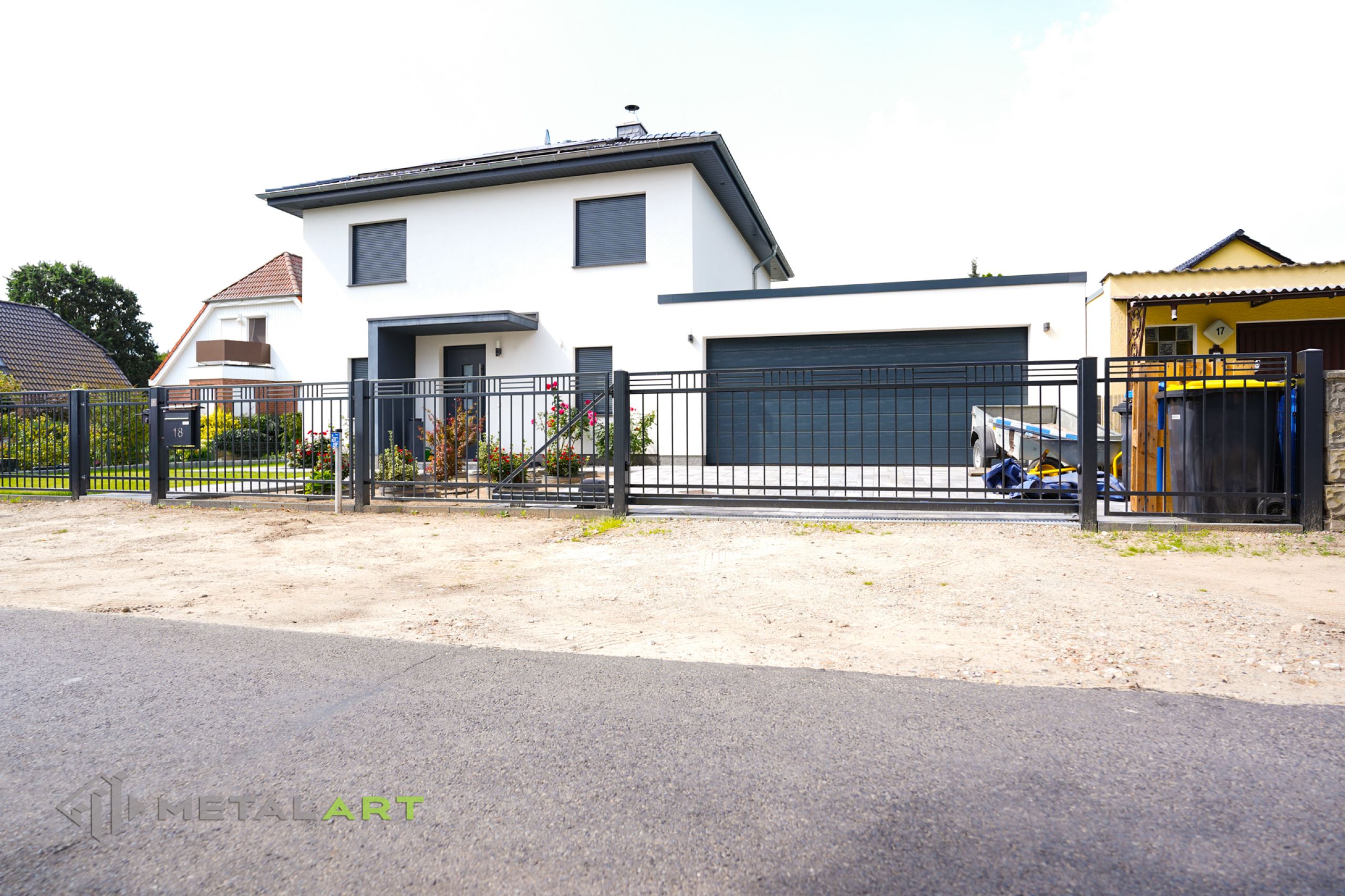 Rahmenzaun, Zaunprojekt, Zaunportfolio, Zaunmuster, Schmiedezaun, Schmiedezäune, Zaunanlage Projekt, Zaun Metal Art, Zäune aus Polen, Zaun Berlin, Zaun günstig kaufen, Zäune und Tore, klassische Zäune, Gartenzaun, Gartenzäune