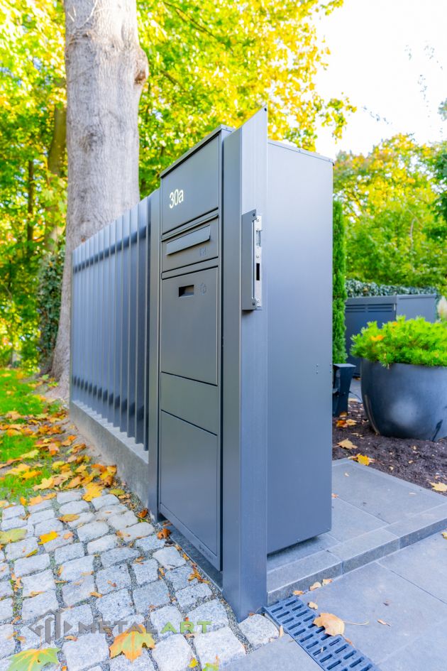 Paketbox im Zaunprojekt, Zaunportfolio, moderne Zäune, Zaunanlage Projekt, Zaun Metal Art, Zäune aus Polen, Zaun Berlin, Zaun günstig kaufen, Zäune und Tore