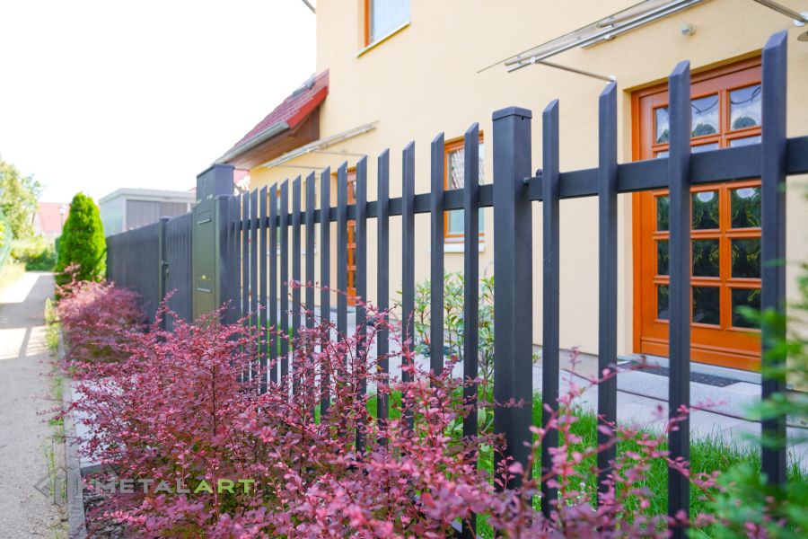 Zaunprojekt mit Schiebetor mit integrierter Pforte, Zaunportfolio, moderne Zäune, Zaunanlage Projekt, Zaun Metal Art, Zäune aus Polen, Zaun Berlin, Zaun günstig kaufen, Zäune und Tore