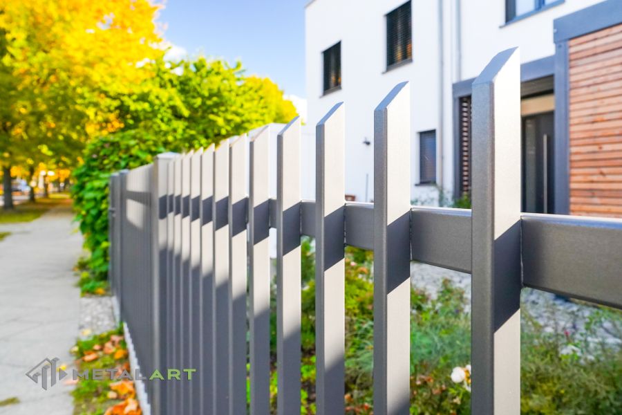 Zaunprojekt mit Schiebetor mit integrierter Pforte, Zaunportfolio, moderne Zäune, Zaunanlage Projekt, Zaun Metal Art, Zäune aus Polen, Zaun Berlin, Zaun günstig kaufen, Zäune und Tore