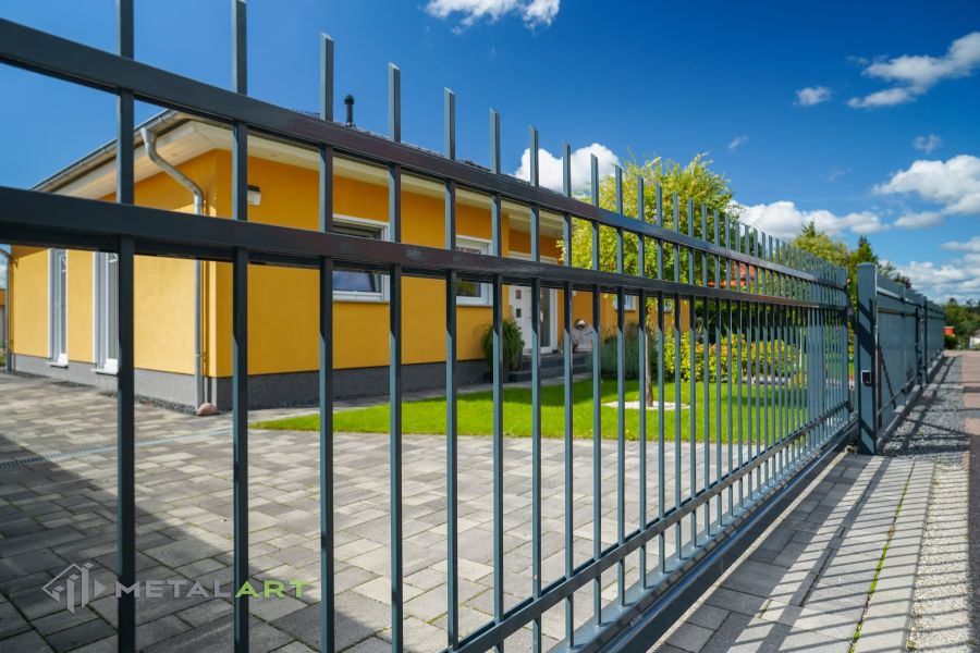 Asymmetrisches Doppelflügeltor, Zaunprojekt, Zaunportfolio, Zaunmuster, Schmiedezaun, Schmiedezäune, Zaunanlage Projekt, Zaun Metal Art, klassische Zäune, Gartenzaun, Gartenzäune