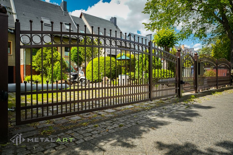 Schiebetore, Zaunprojekt, Zaunportfolio, Zaunmuster, Schmiedezaun, Schmiedezäune, Zaunanlage Projekt, Zaun Metal Art, Zäune aus Polen, Zaun Berlin, Zaun günstig kaufen, Zäune und Tore, klassische Zäune, Schmuckzaun, Schmuckzäune