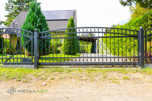 Ornament im Zaun unten mit den Kugeln